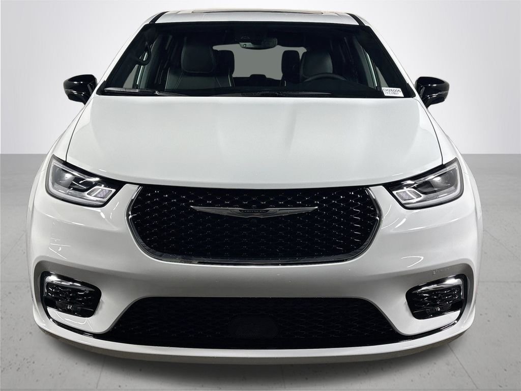 New 2026 Bright White Clear-Coat Exterior Paint Chrysler Limited image 3