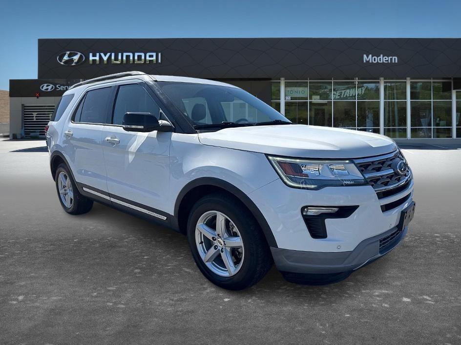 Used 2018 White Platinum Clearcoat Metallic Ford XLT image 3