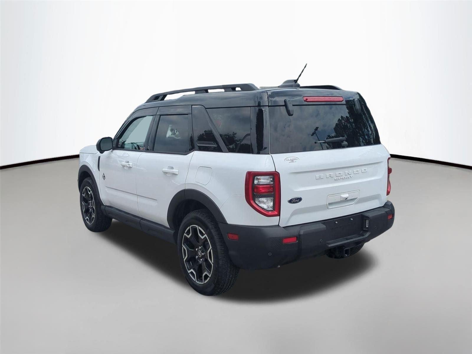 Used 2025 Oxford White Clearcoat Ford Outer Banks image 3
