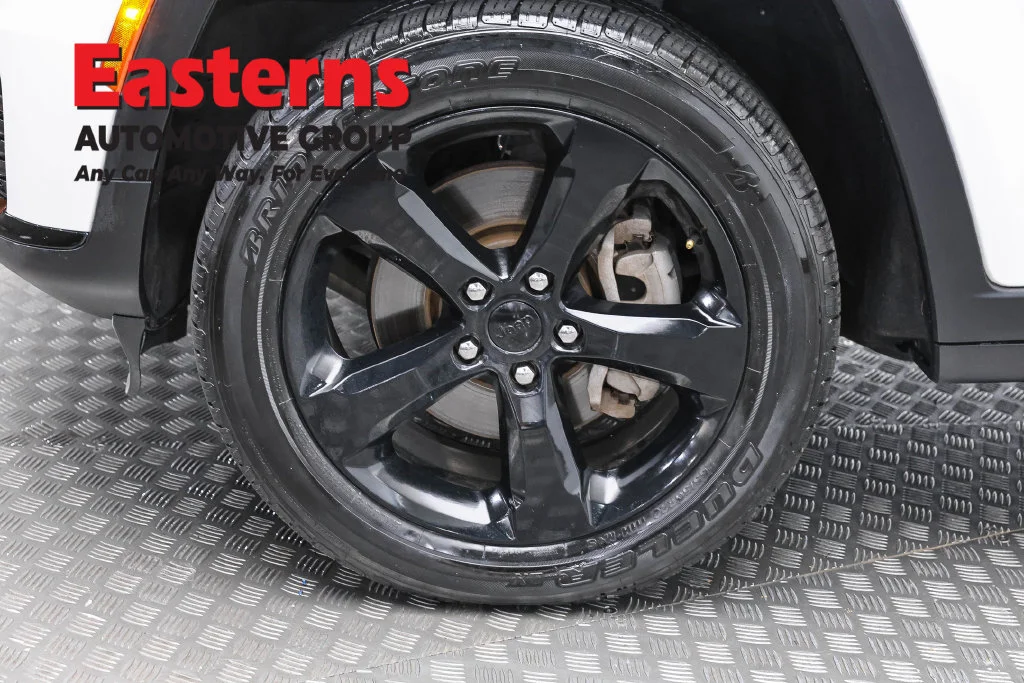 Used 2023 White Jeep Altitude image 34