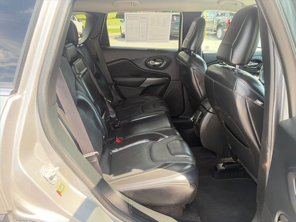 Used 2019 Silver Jeep Limited image 38