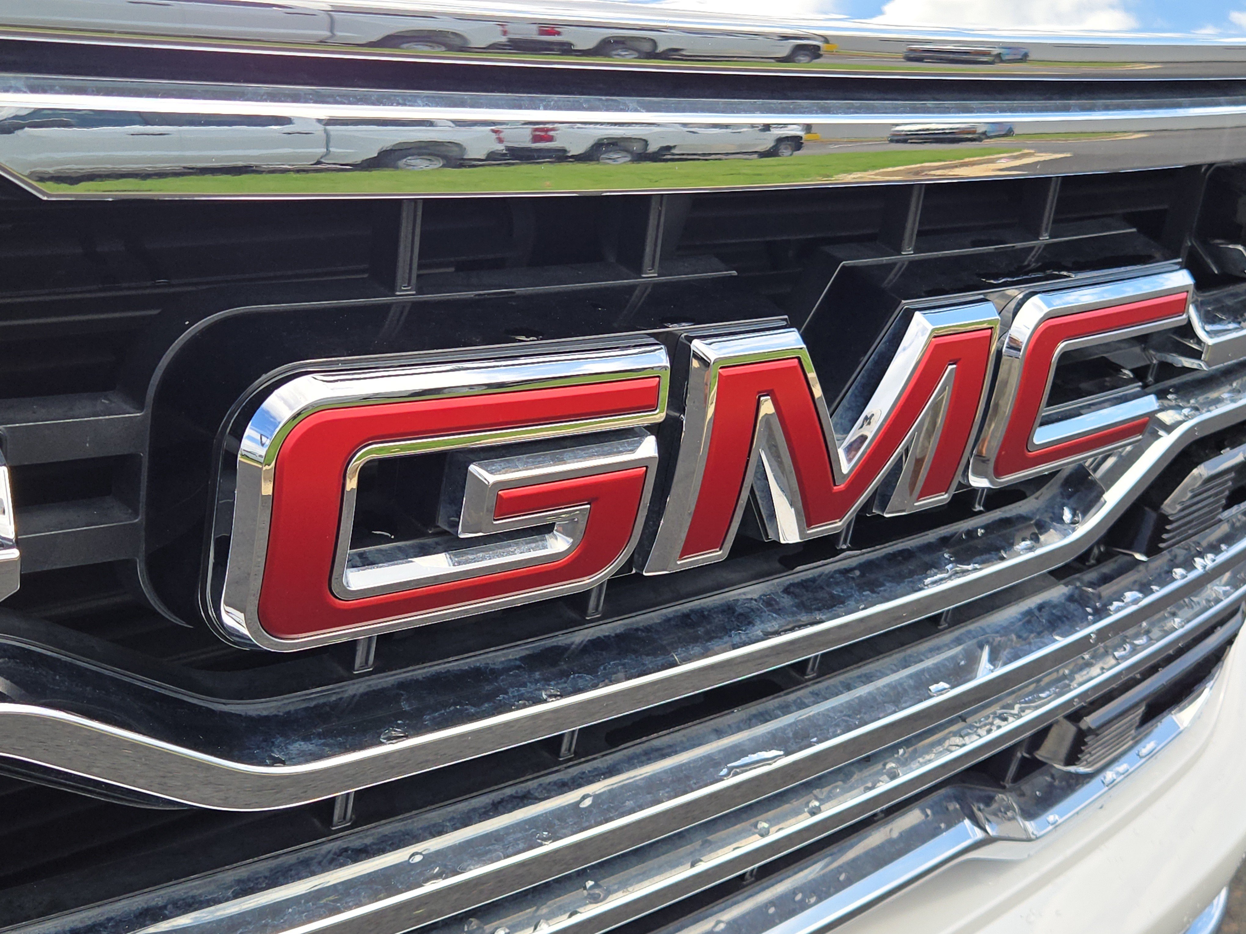 Used 2023 White Frost Tricoat GMC SLT image 7