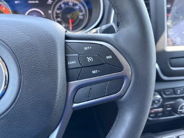 Used 2022 White Jeep Latitude Lux image 30