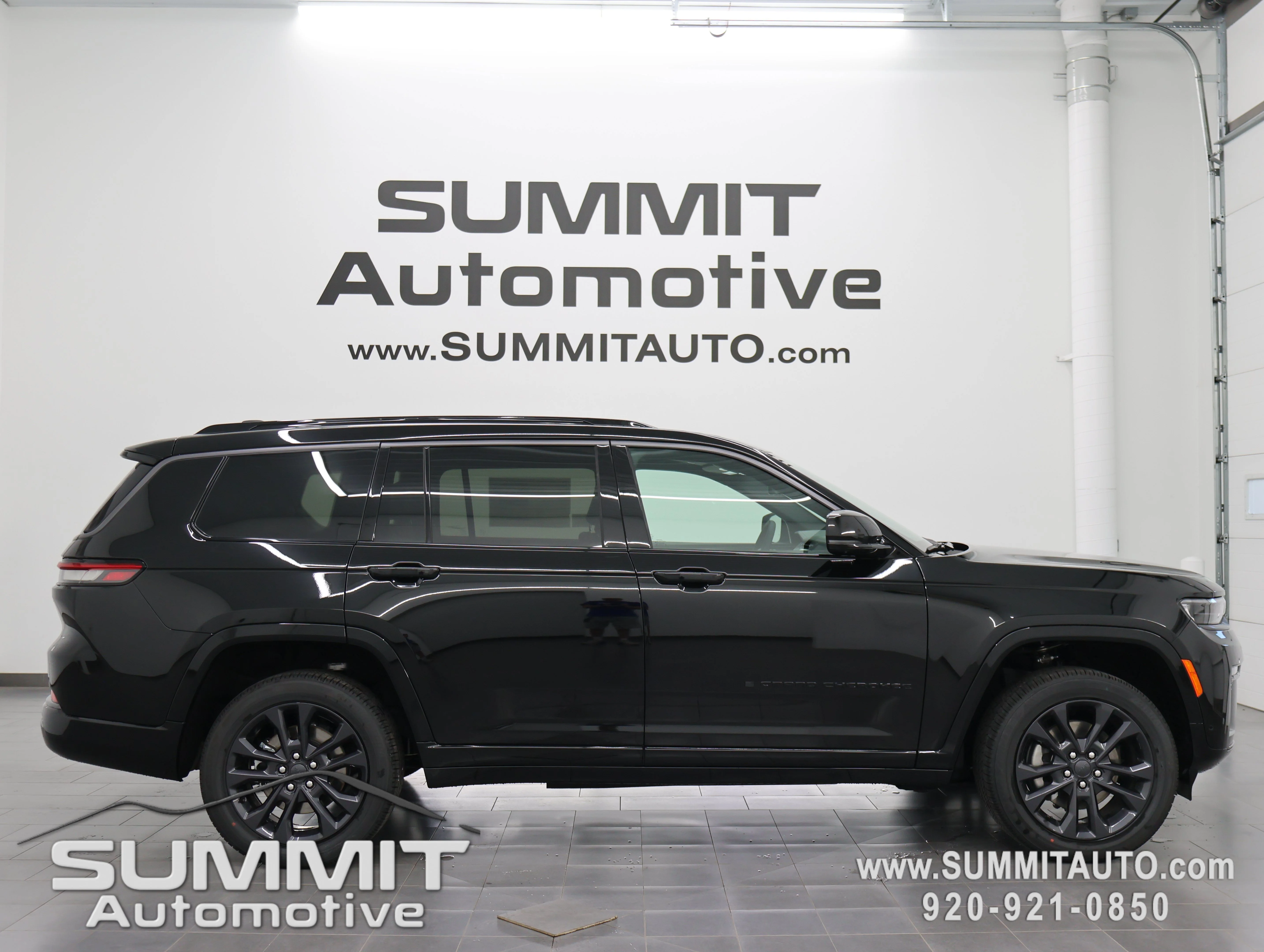 New 2026 Diamond Black Crystal Pearl-Coat Exterior Paint Jeep Limited Reserve image 1