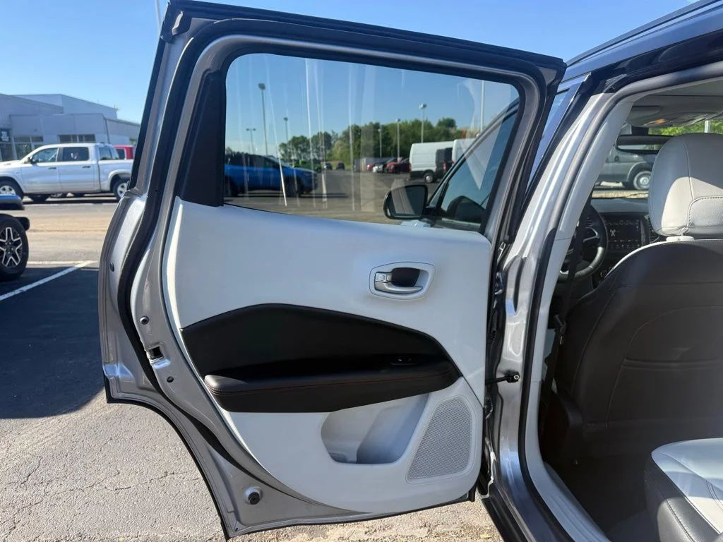 Used 2018 Silver Jeep Limited image 25