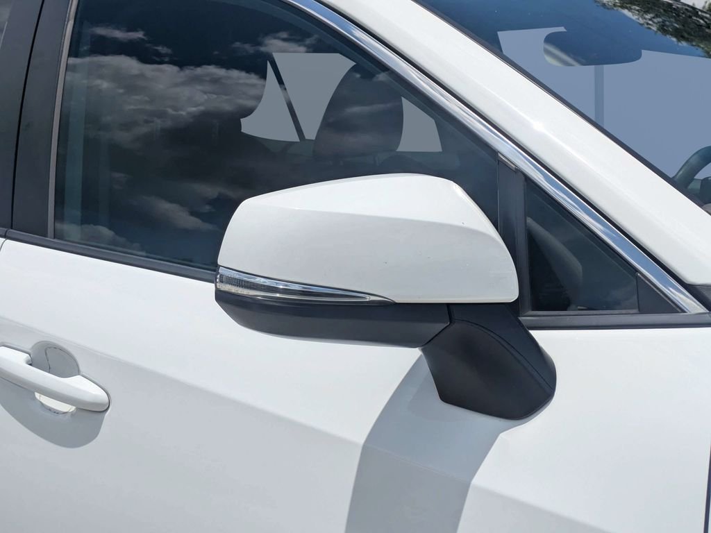 Used 2020 White Toyota XLE image 10