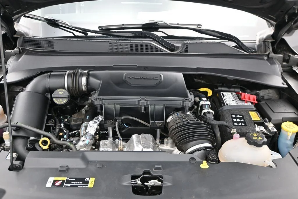 Used 2024  Jeep Latitude image 14