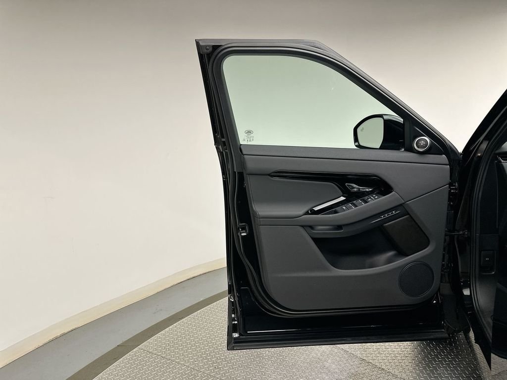New 2026 Santorini Black Land Rover S image 9