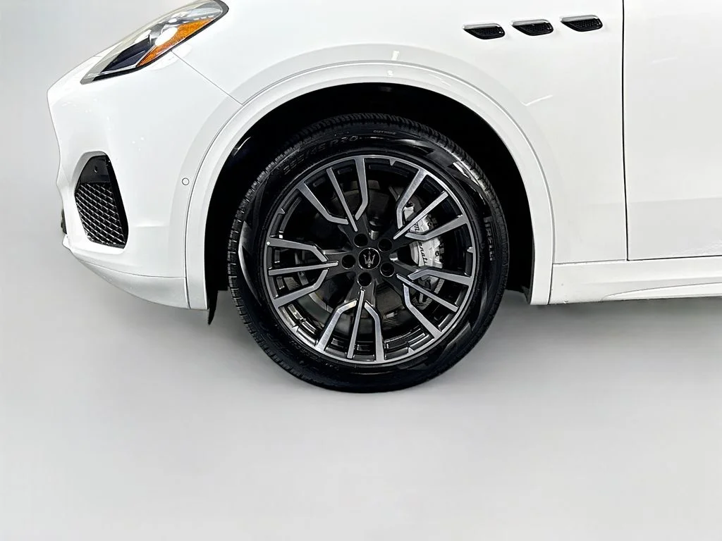 Used 2025 Bianco Maserati Base image 27