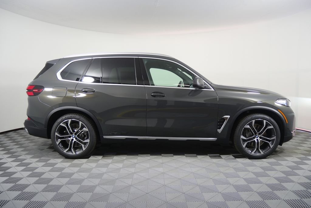 New 2026 Dravit Grey Metallic BMW xDrive50e image 2