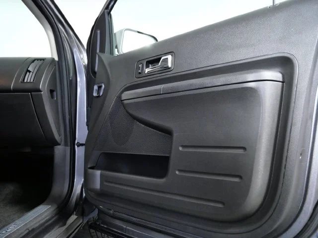 Used 2009 Gray Ford Limited image 10