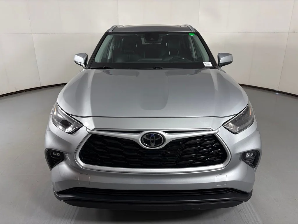 Used 2024 Silver Toyota XLE image 3
