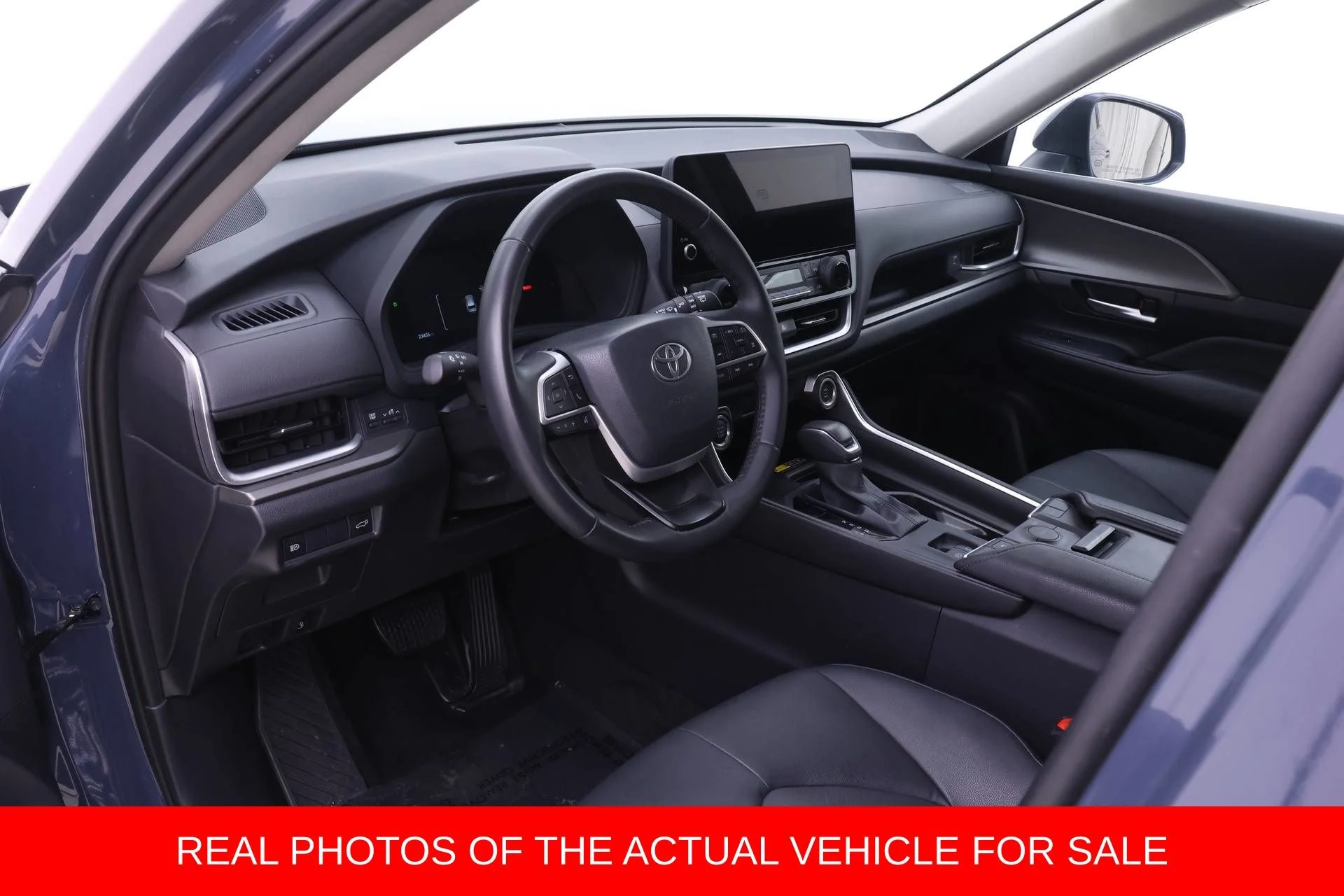 Used 2025 White Toyota XLE image 3