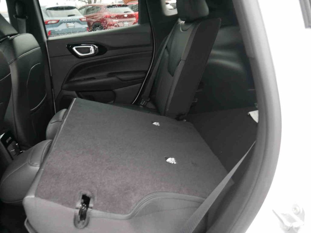New 2026 White Jeep Latitude image 15