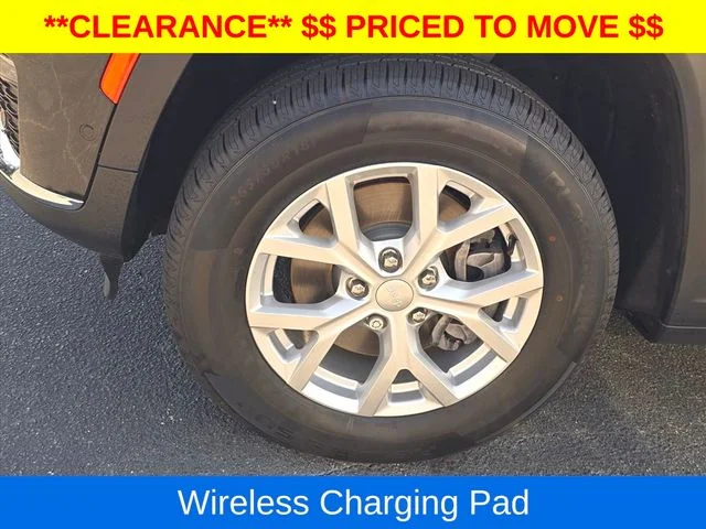 Used 2023  Jeep Limited image 34