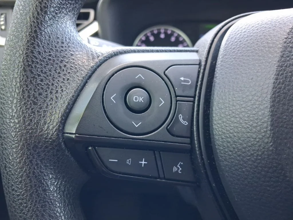 Used 2022 White Toyota LE image 26