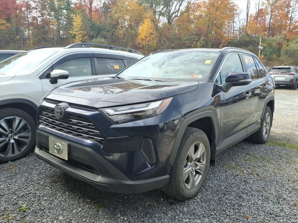 Used 2025  Toyota XLE image 1
