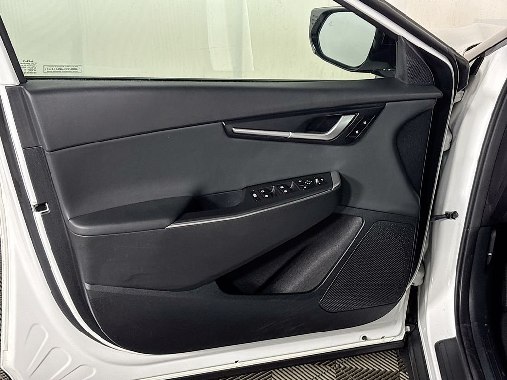 Used 2024 White Kia Light image 10