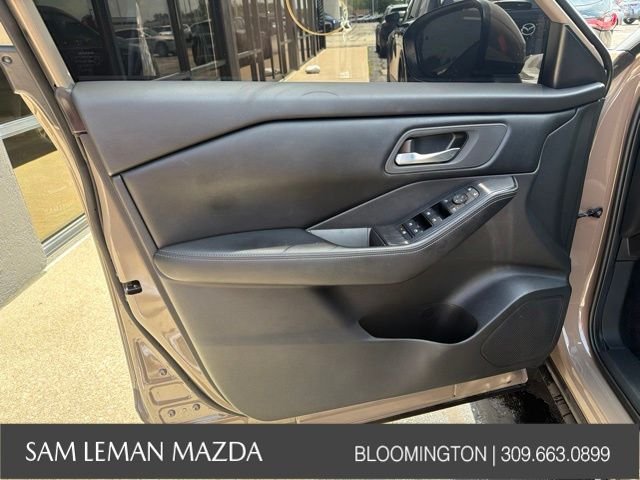 Used 2025 Beige/tan Nissan SV image 17