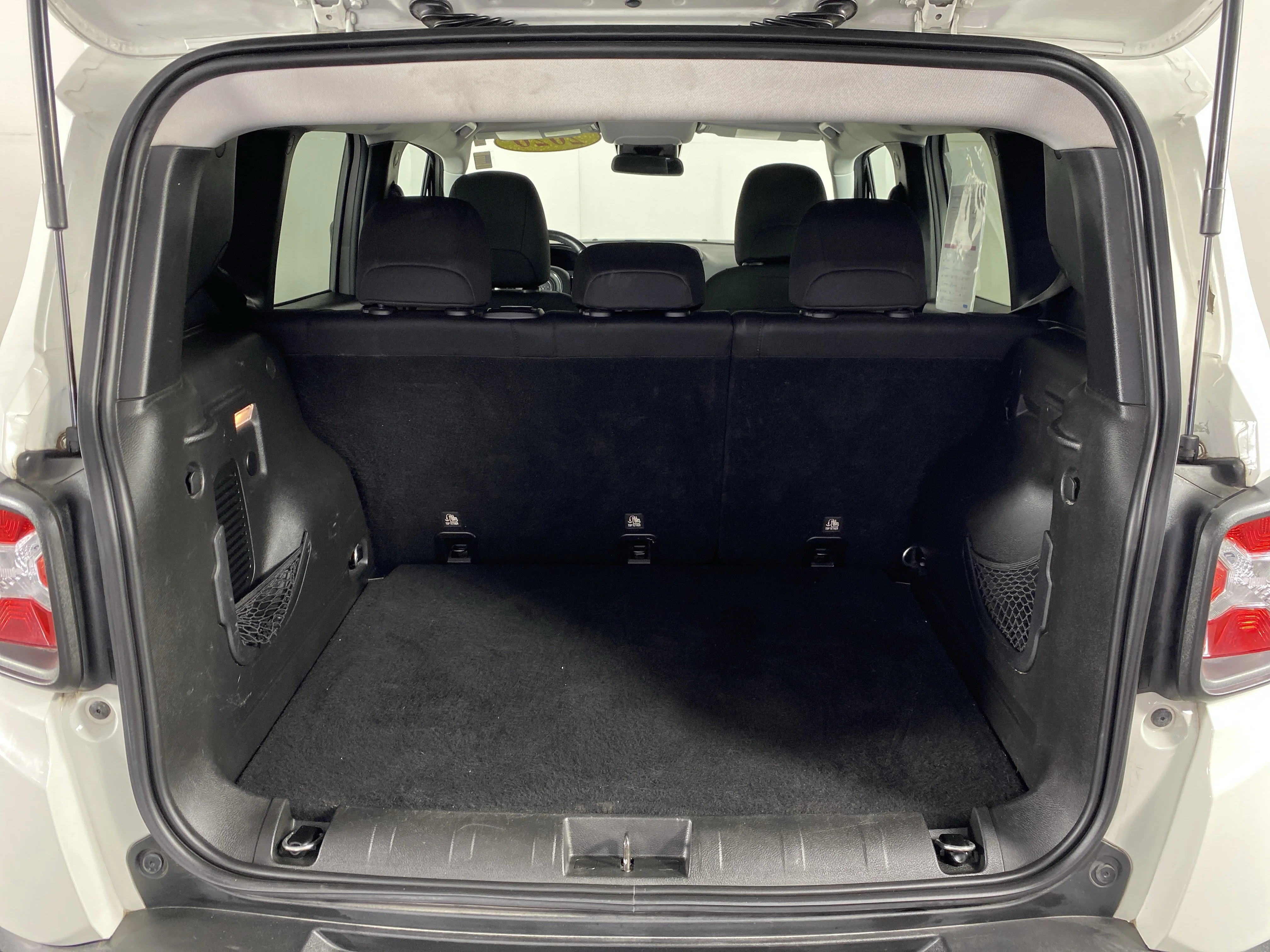 Used 2020 Alpine White Clearcoat Jeep Latitude image 33