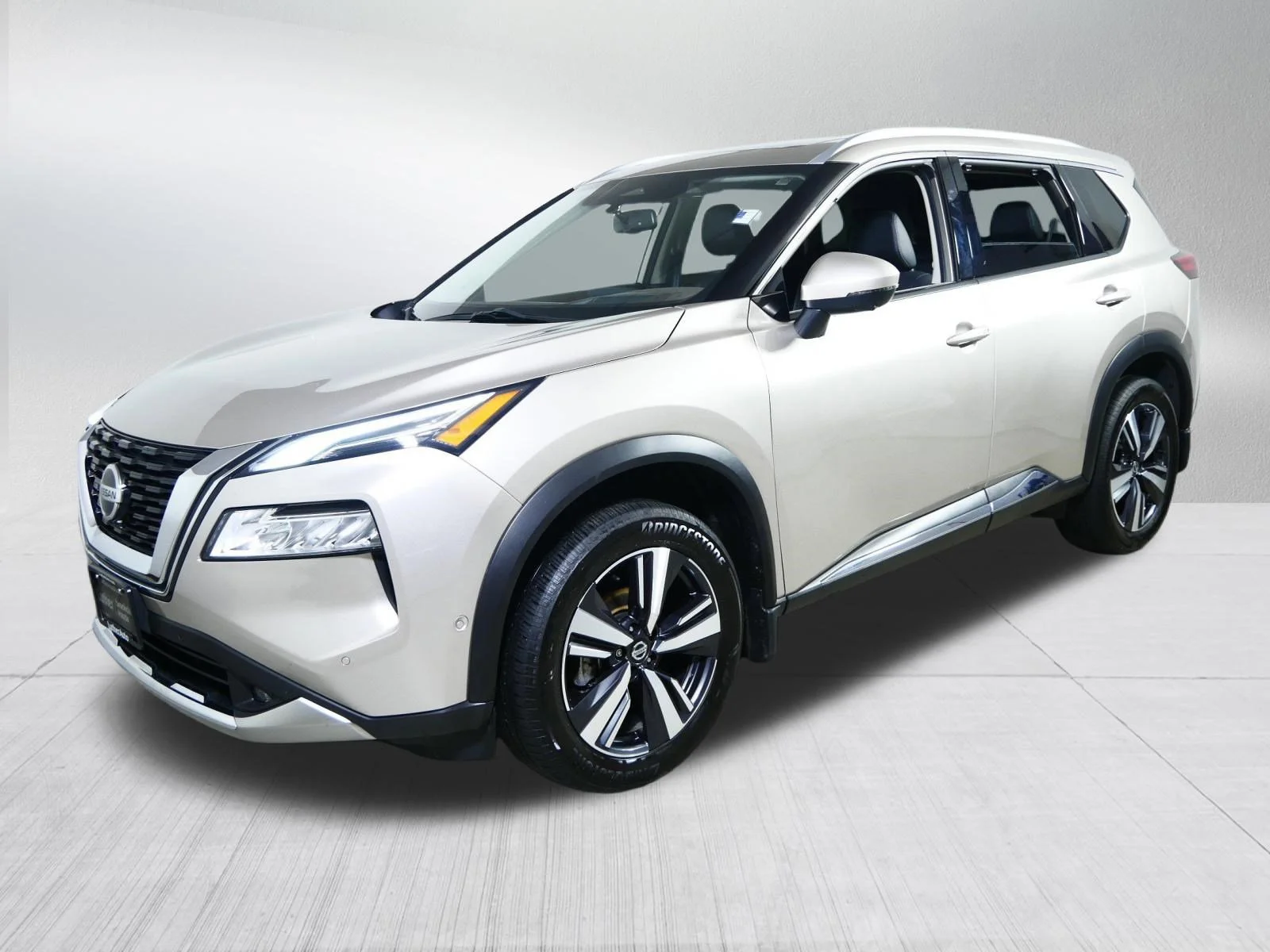 Used 2021 Champagne Silver Metallic Nissan Platinum image 3