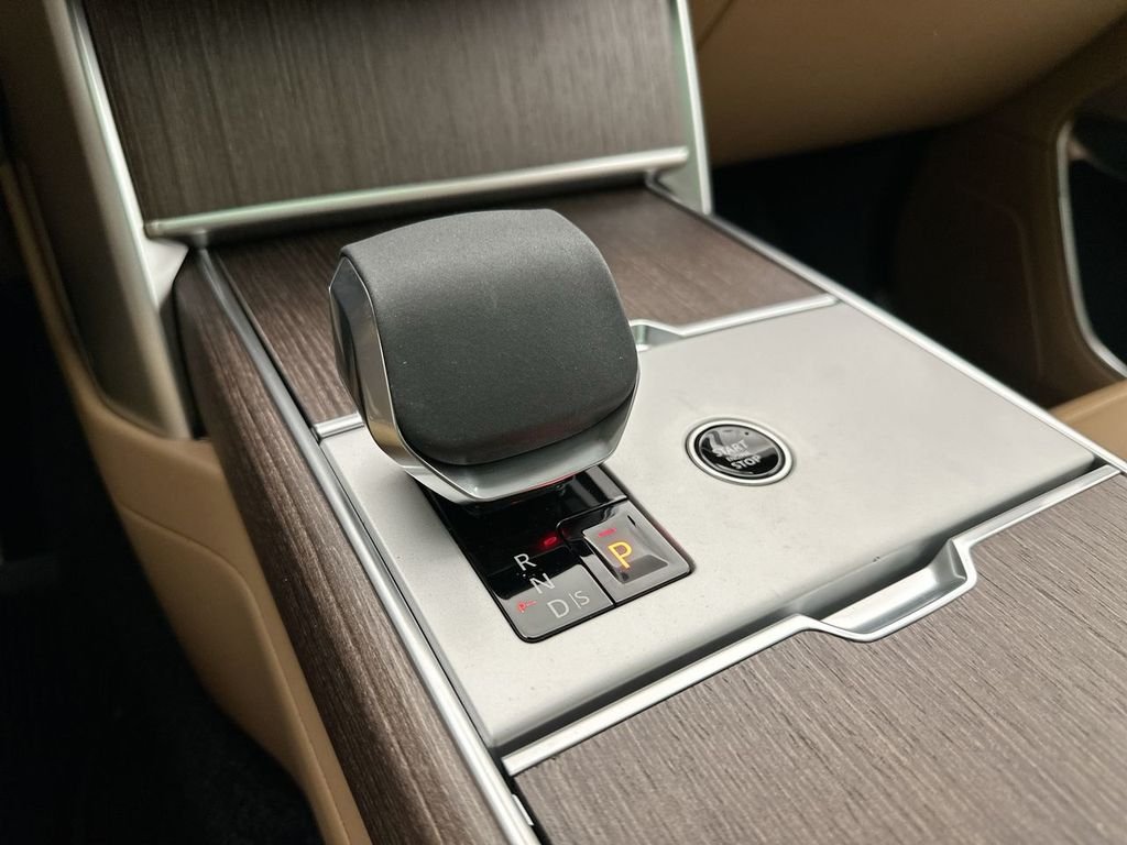 New 2026 Eiger Grey Land Rover SE image 12
