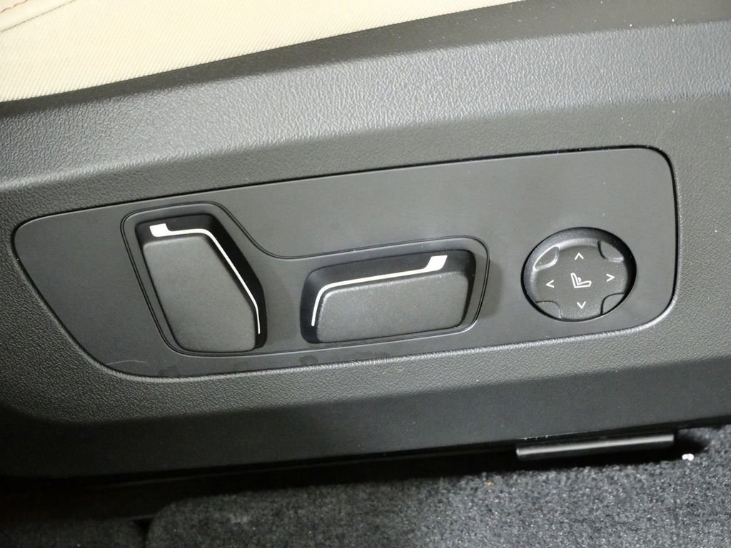 Used 2026 Skyscraper Grey Metallic BMW 30 xDrive image 24