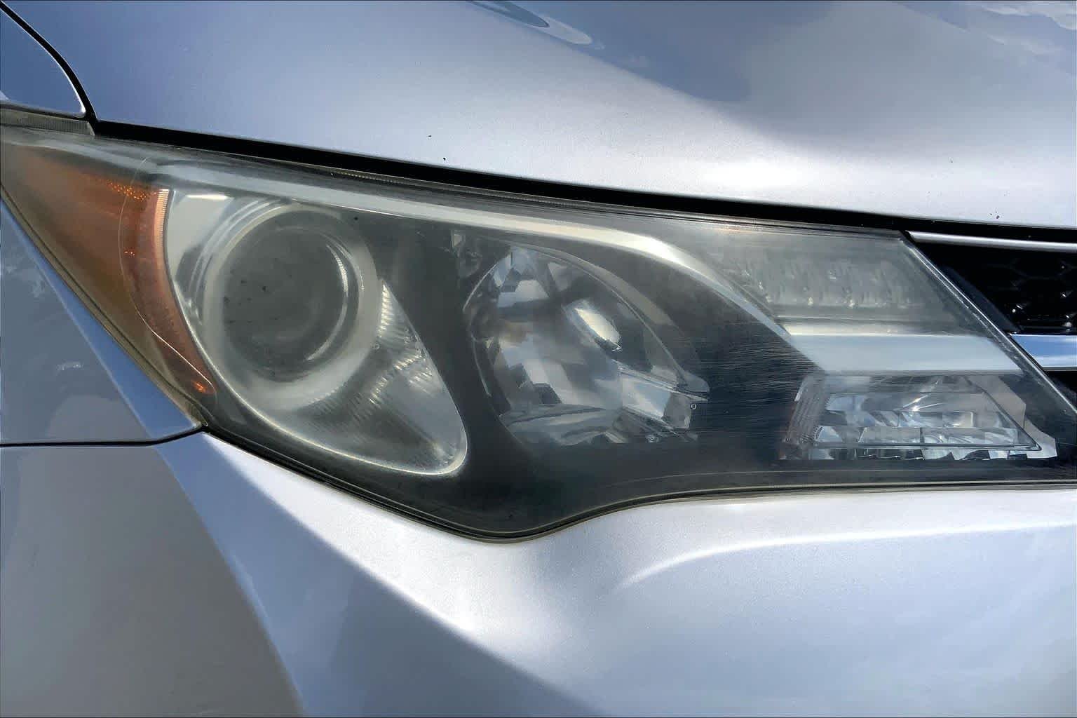 Used 2015 Classic Silver Metallic Toyota LE image 27