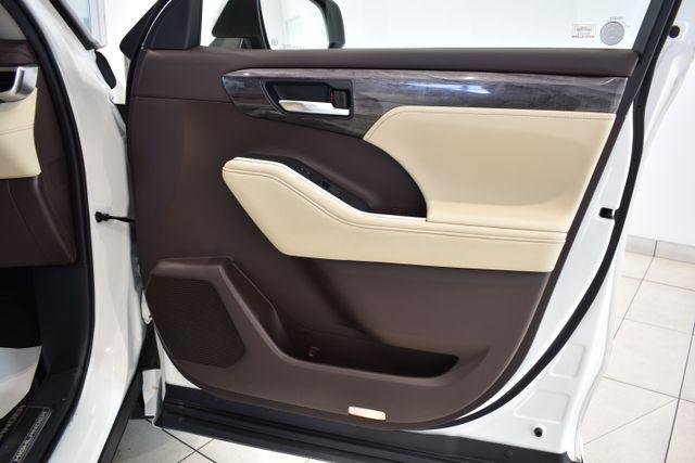 Certified Used 2020 BLIZZARD PEARL Toyota  image 12