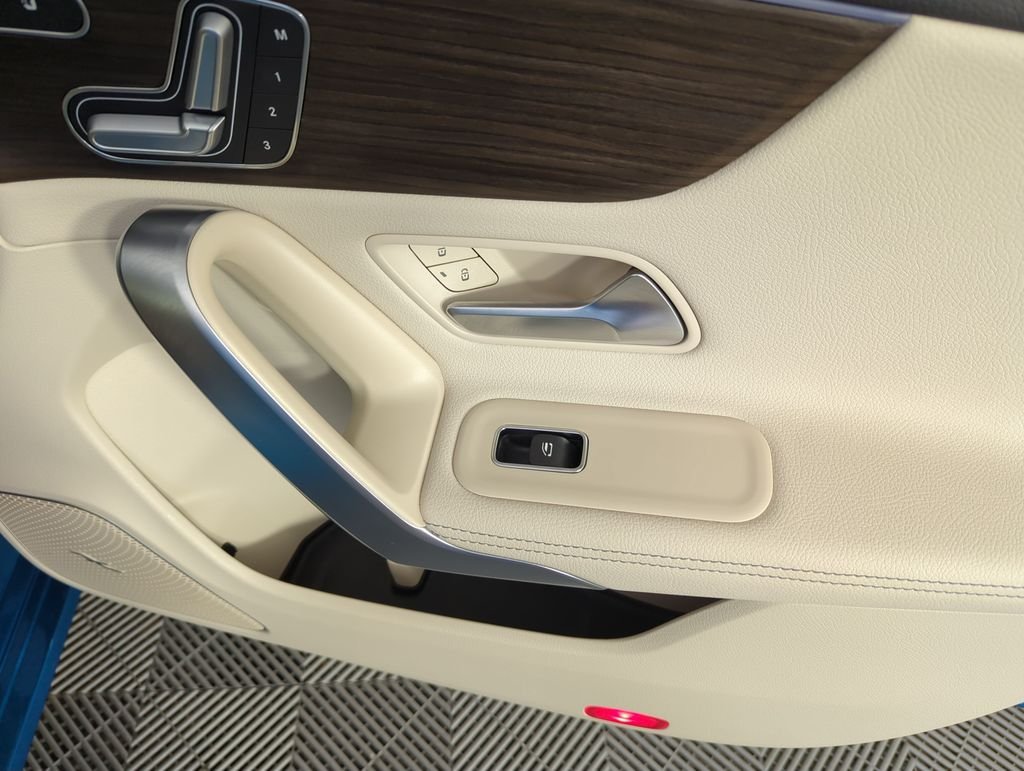 Used 2025  Mercedes-Benz CLA 250 image 35