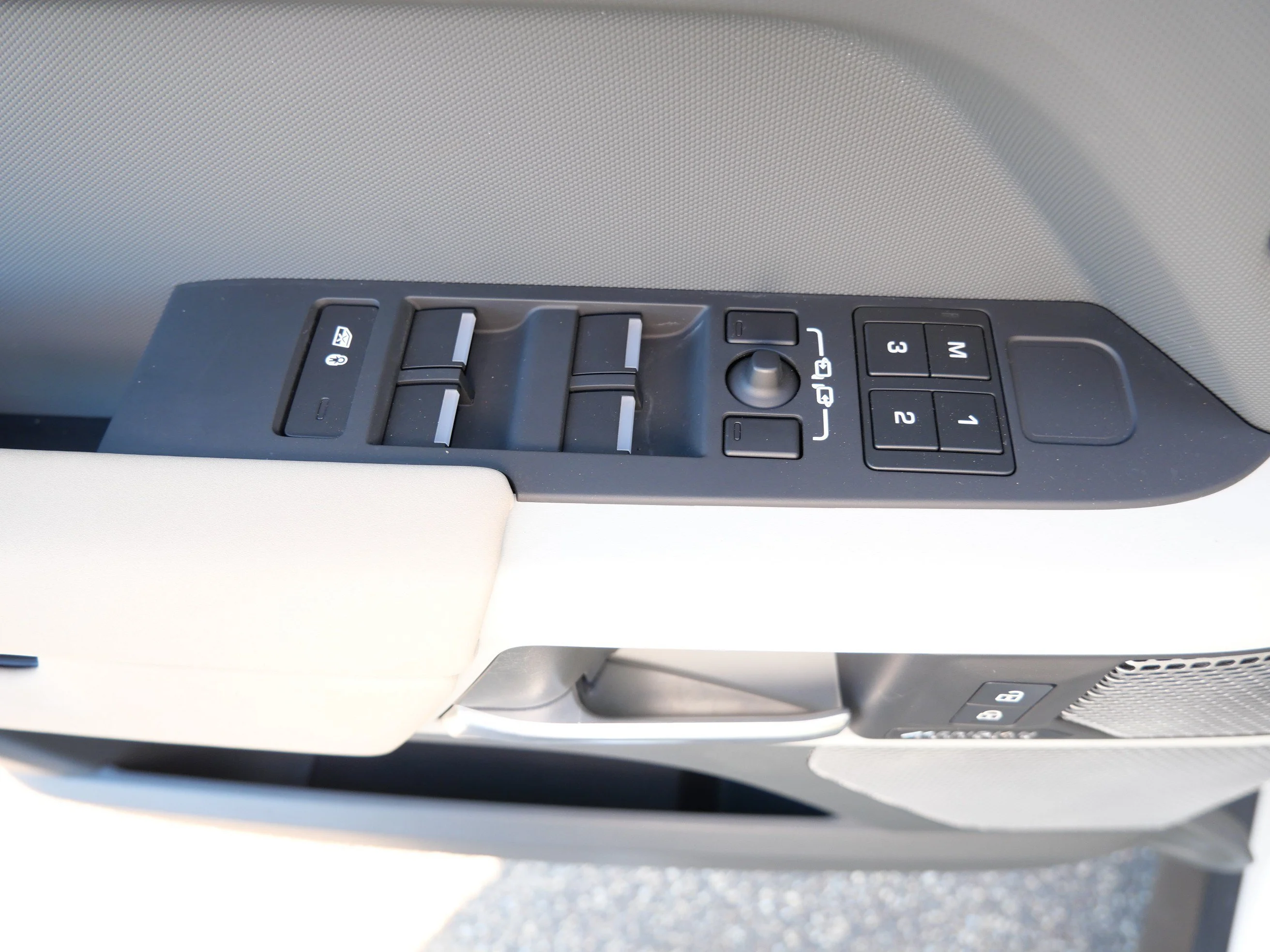 Used 2023 Fuji White Land Rover SE image 20