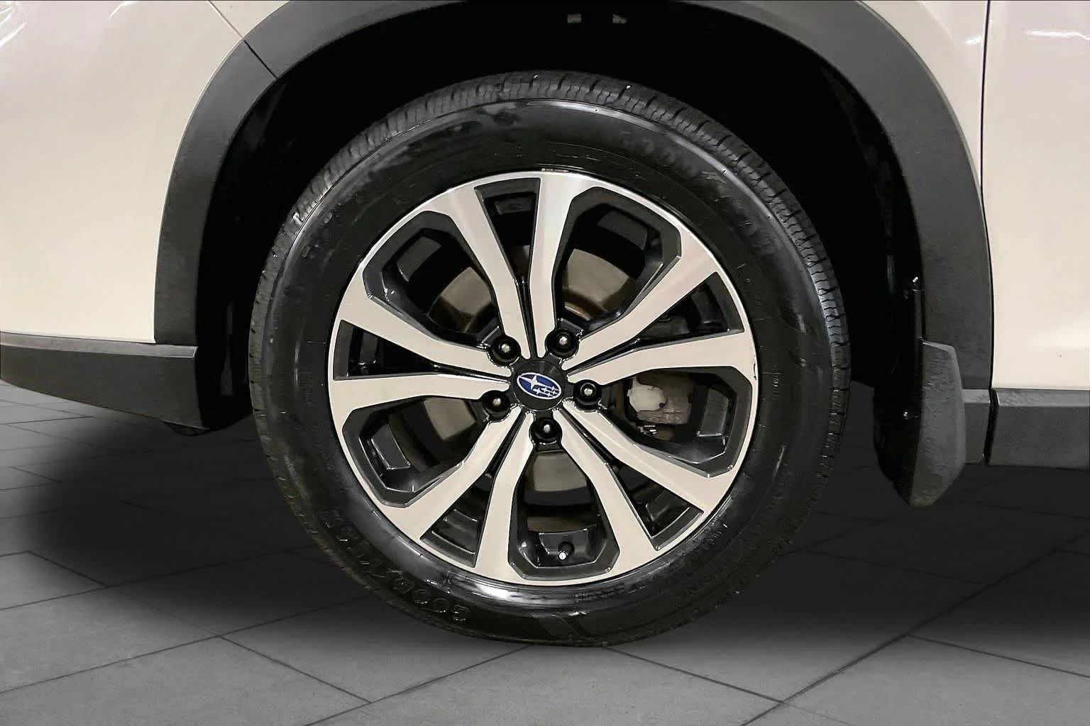 Used 2019 Crystal White Pearl Subaru Limited image 21