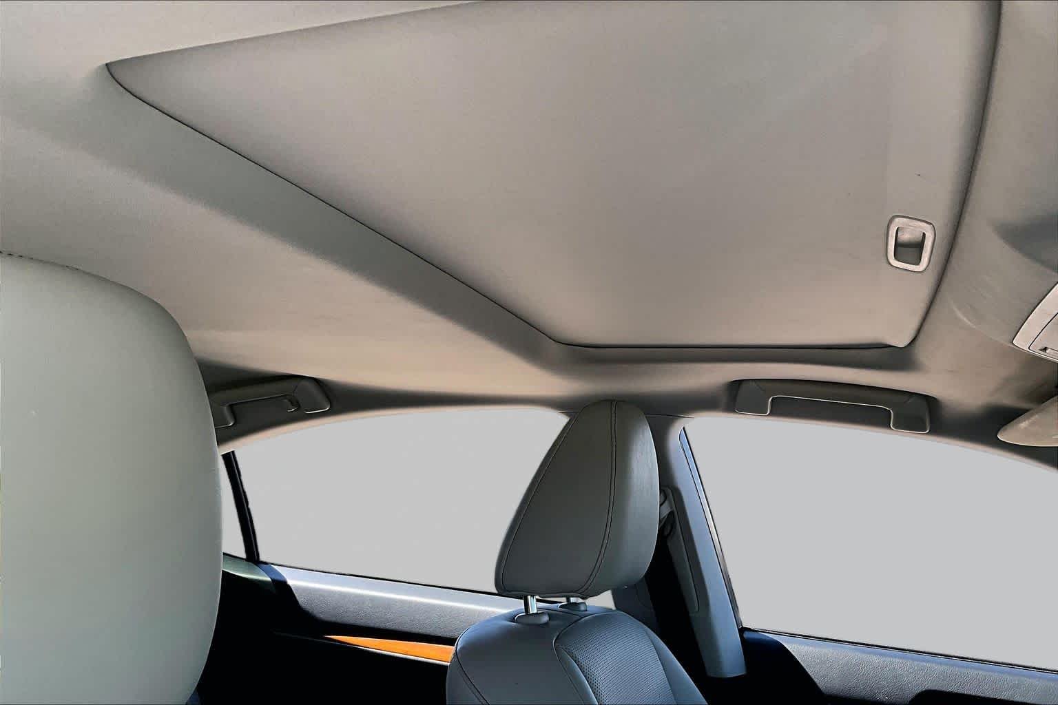 Used 2014 Nebula Gray Pearl Lexus Hybrid image 10