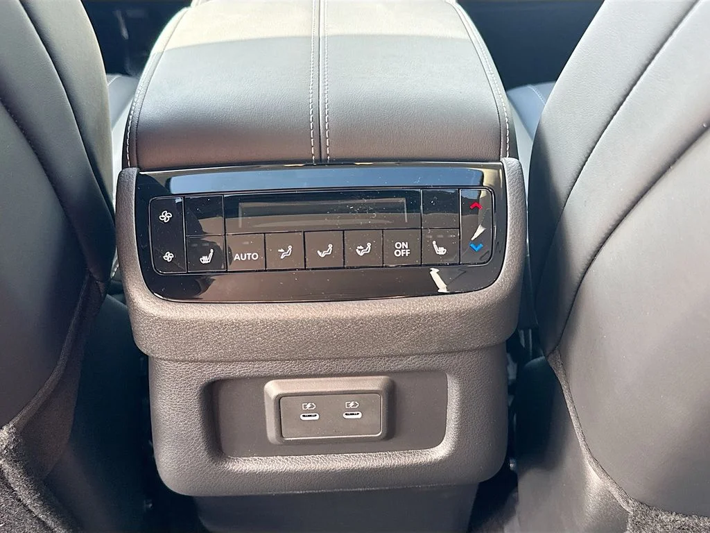 Used 2027 White INFINITI LUXE image 27
