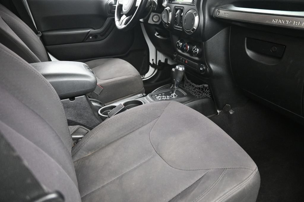 Used 2014 White Jeep Unlimited Sport image 9