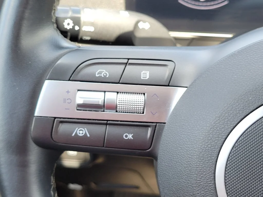 Used 2025 Black Hyundai SEL image 26