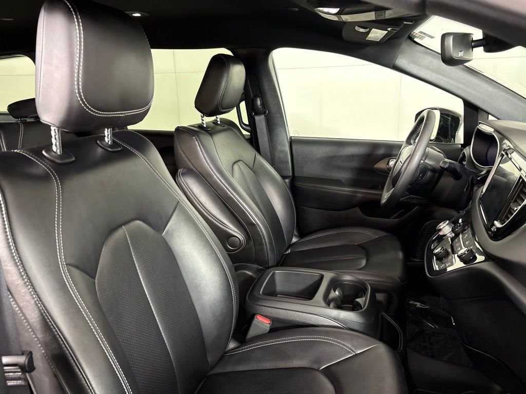 Used 2025 Black Chrysler Select image 18