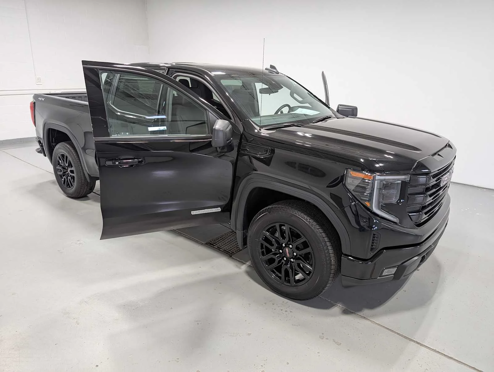 Used 2024 Onyx Black GMC Elevation image 15