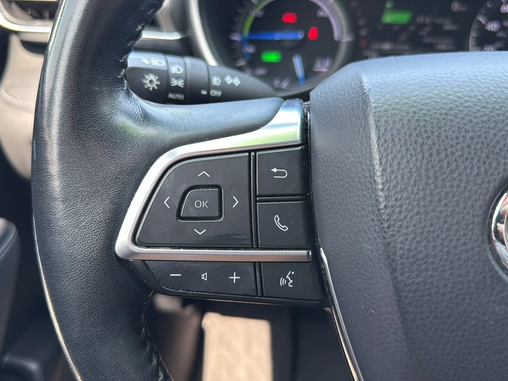 Used 2021 Silver Toyota Platinum image 45