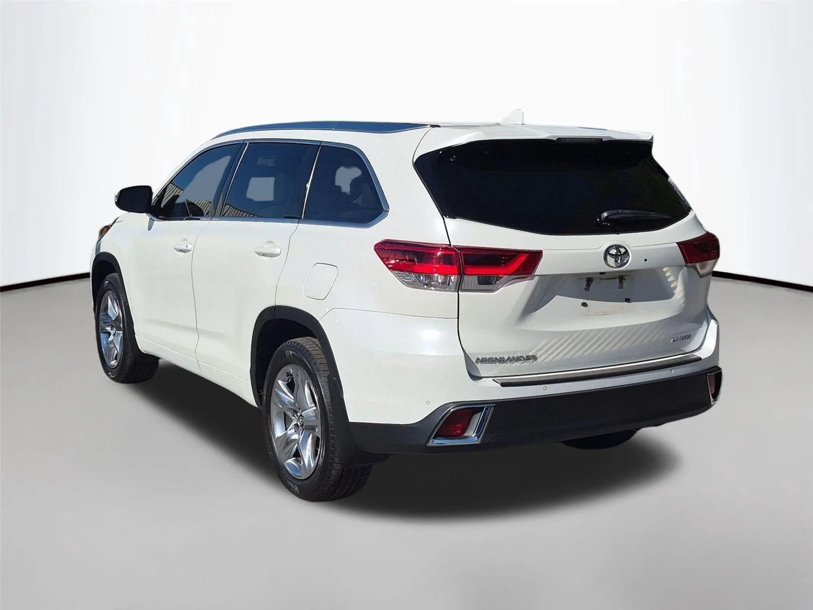 Used 2018 Blizzard Pearl Toyota Limited image 3