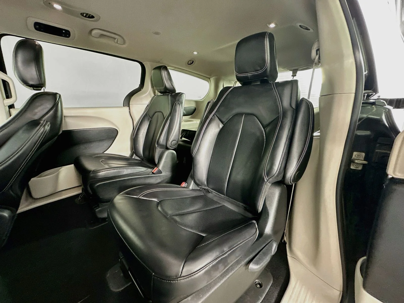 Used 2023 Brilliant Black Crystal Pearlcoat Chrysler Touring L image 24