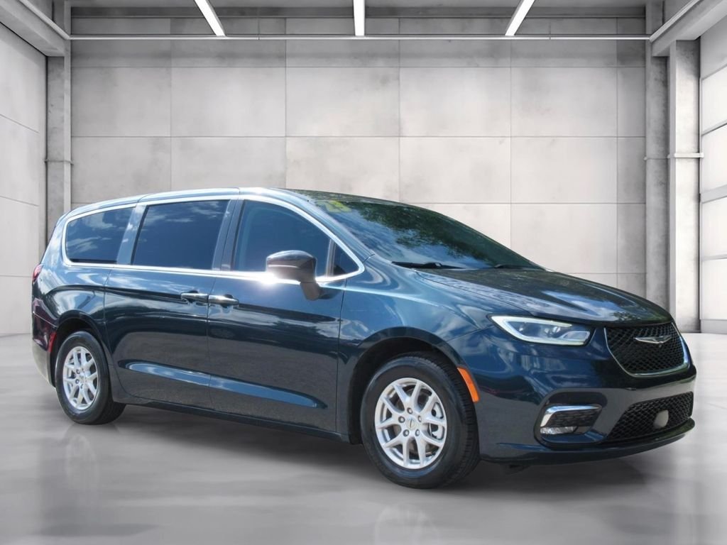 2023 Chrysler Pacifica Touring L's photo