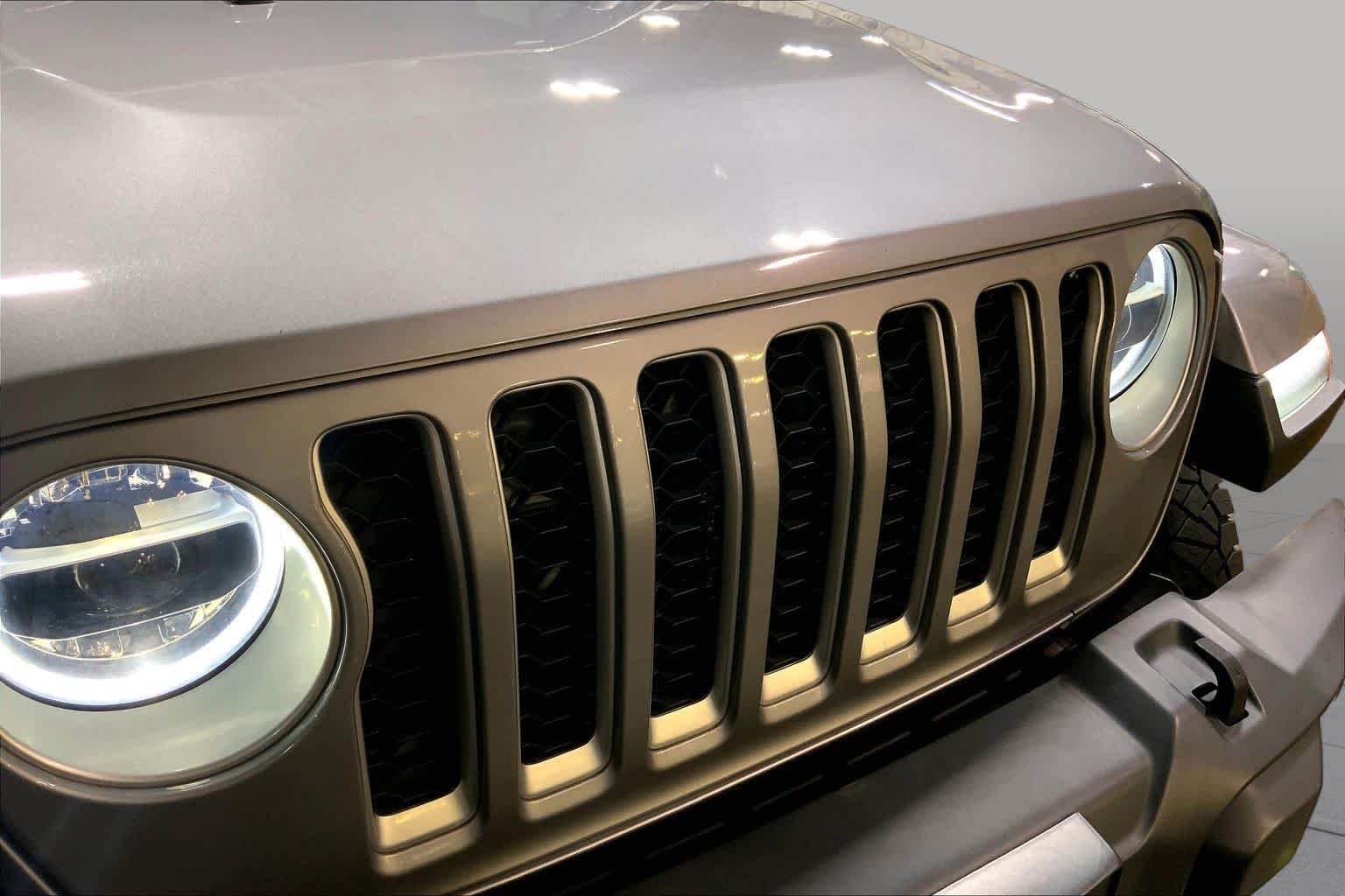 Used 2020 Billet Silver Metallic Clearcoat Jeep Overland image 30
