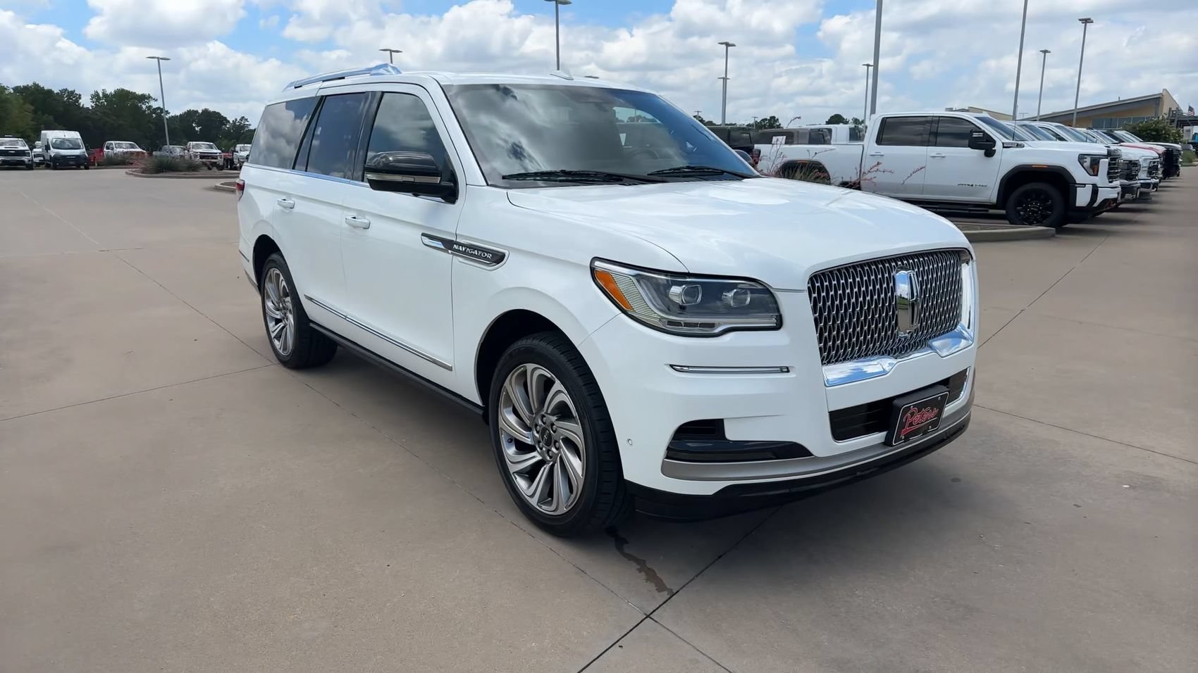 Used 2023 White Metallic Lincoln Reserve image 3