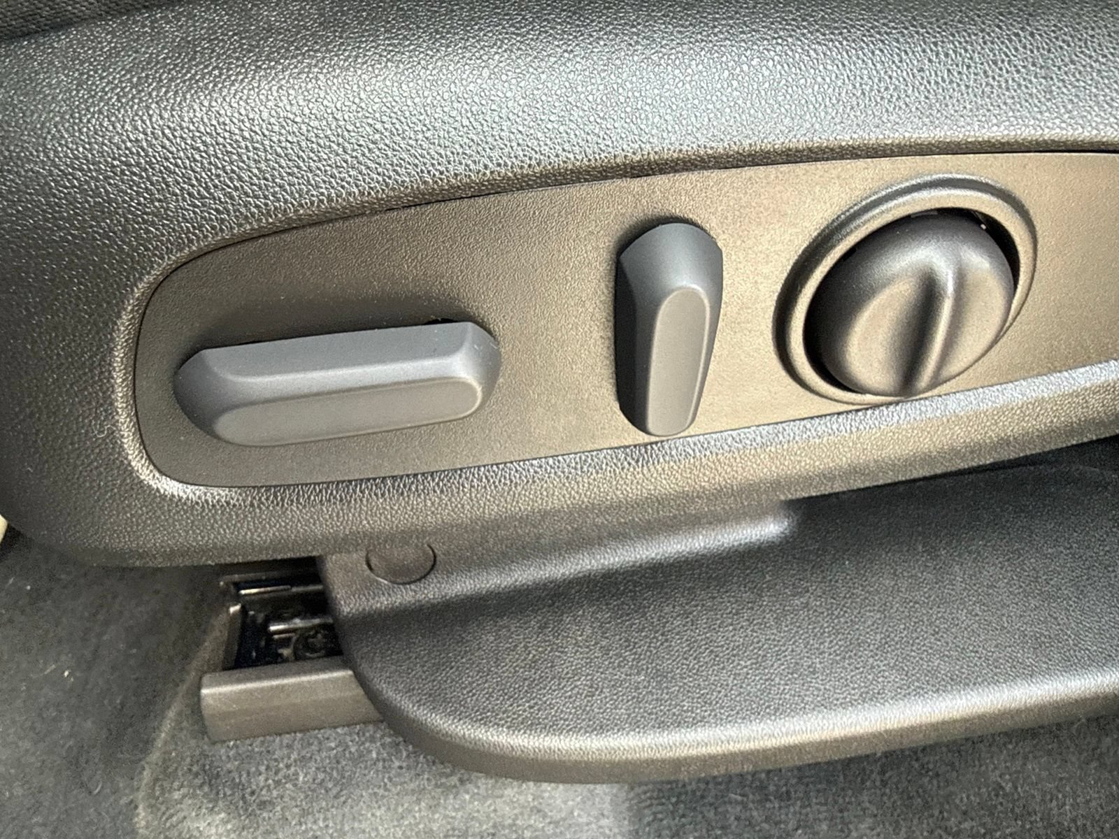 Used 2023 Summit White Chevrolet LT Cloth image 39