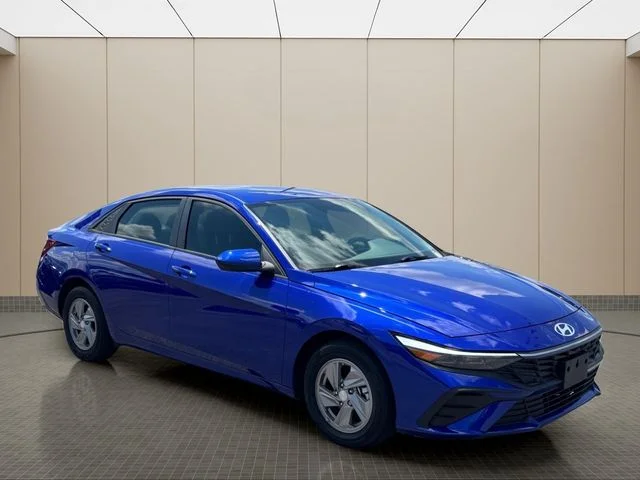 Used 2025 Blue Hyundai SE image 2