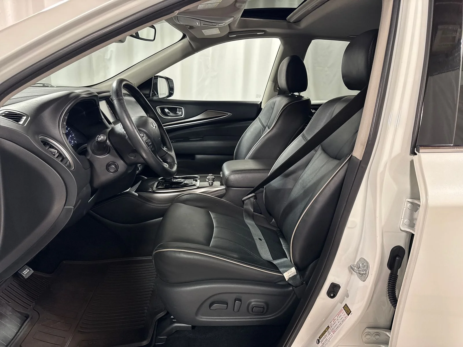 Used 2019 White INFINITI LUXE image 3