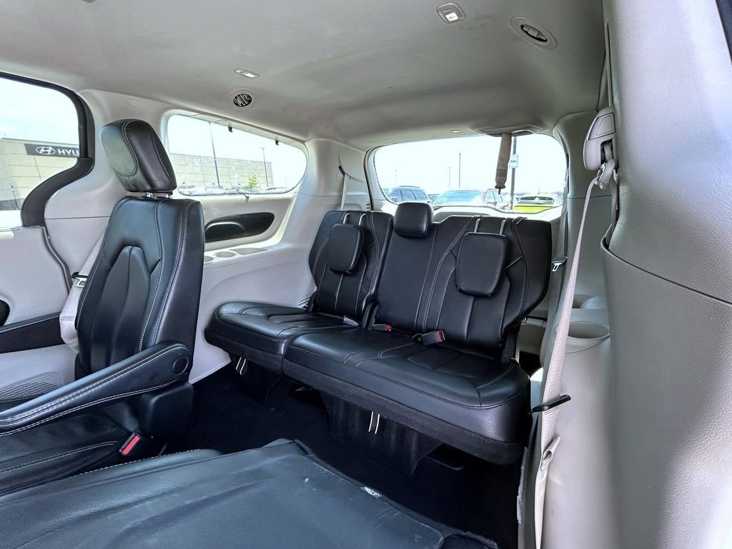 Used 2022 White Chrysler Touring L image 20
