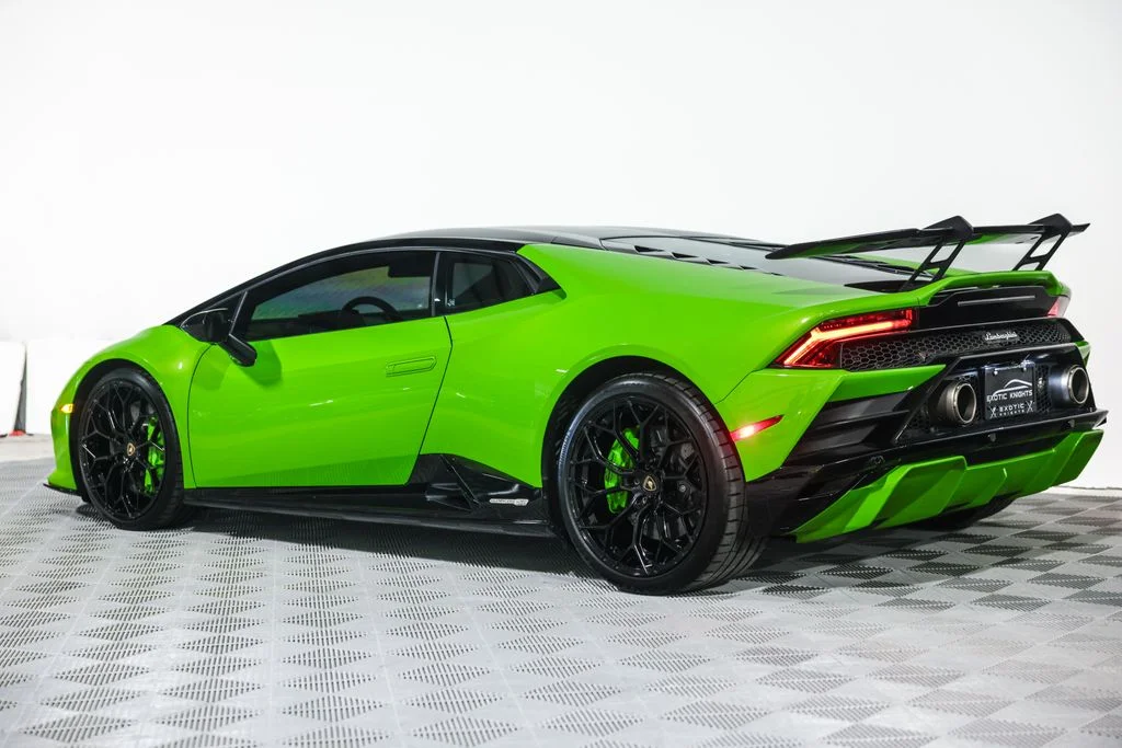 Used 2021 Green Lamborghini Base image 17