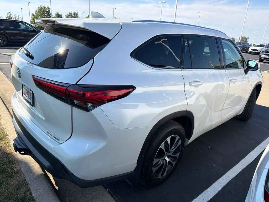Used 2020 White Toyota XLE image 3